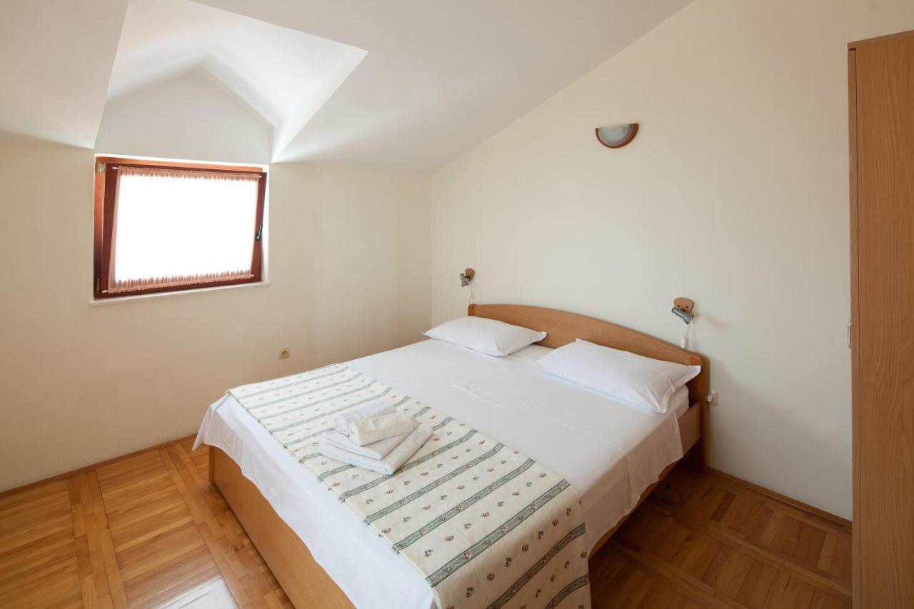 Apartments By The Sea Bilo, Primosten - 4191 Esterno foto
