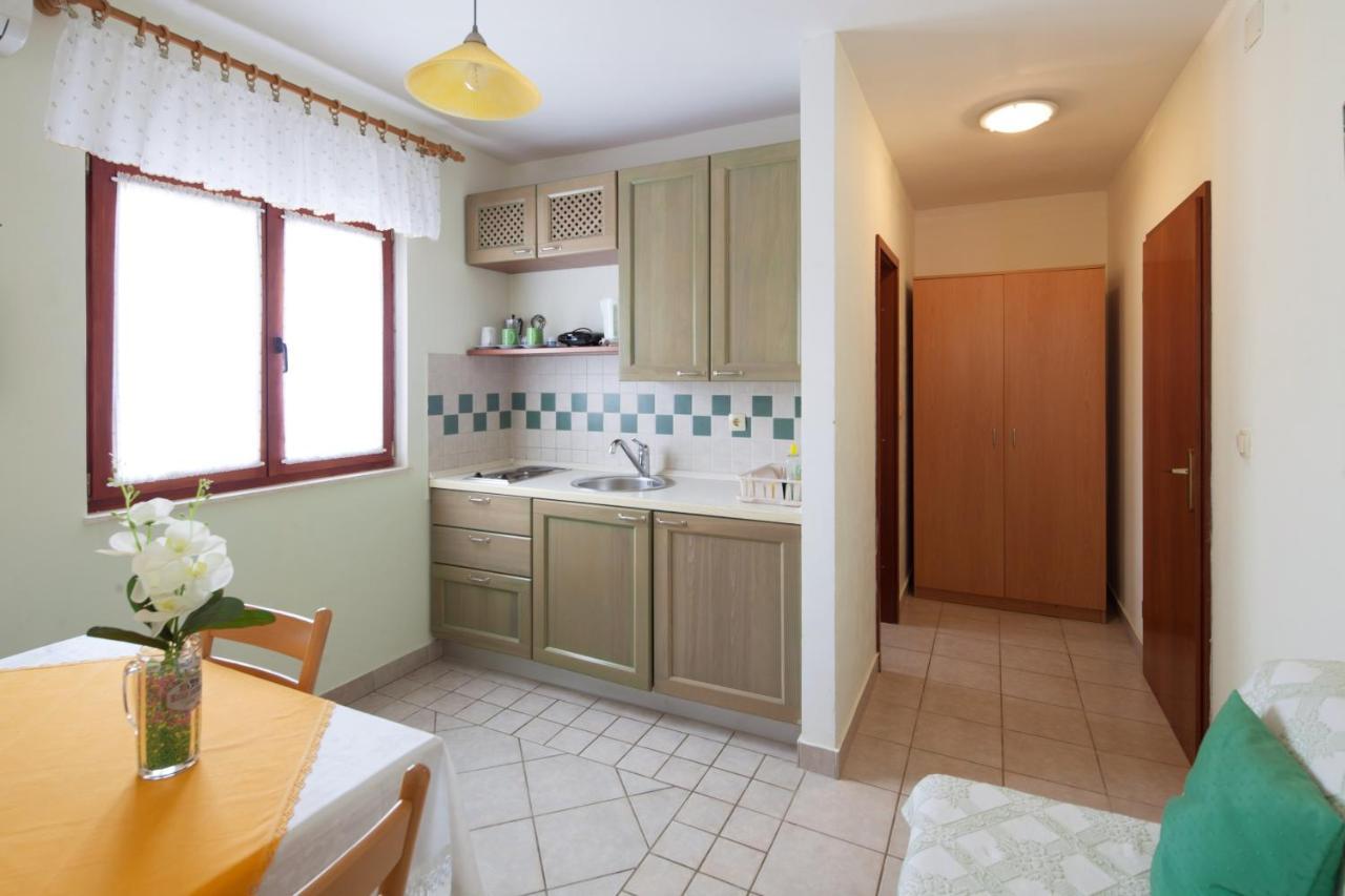 Apartments By The Sea Bilo, Primosten - 4191 Esterno foto