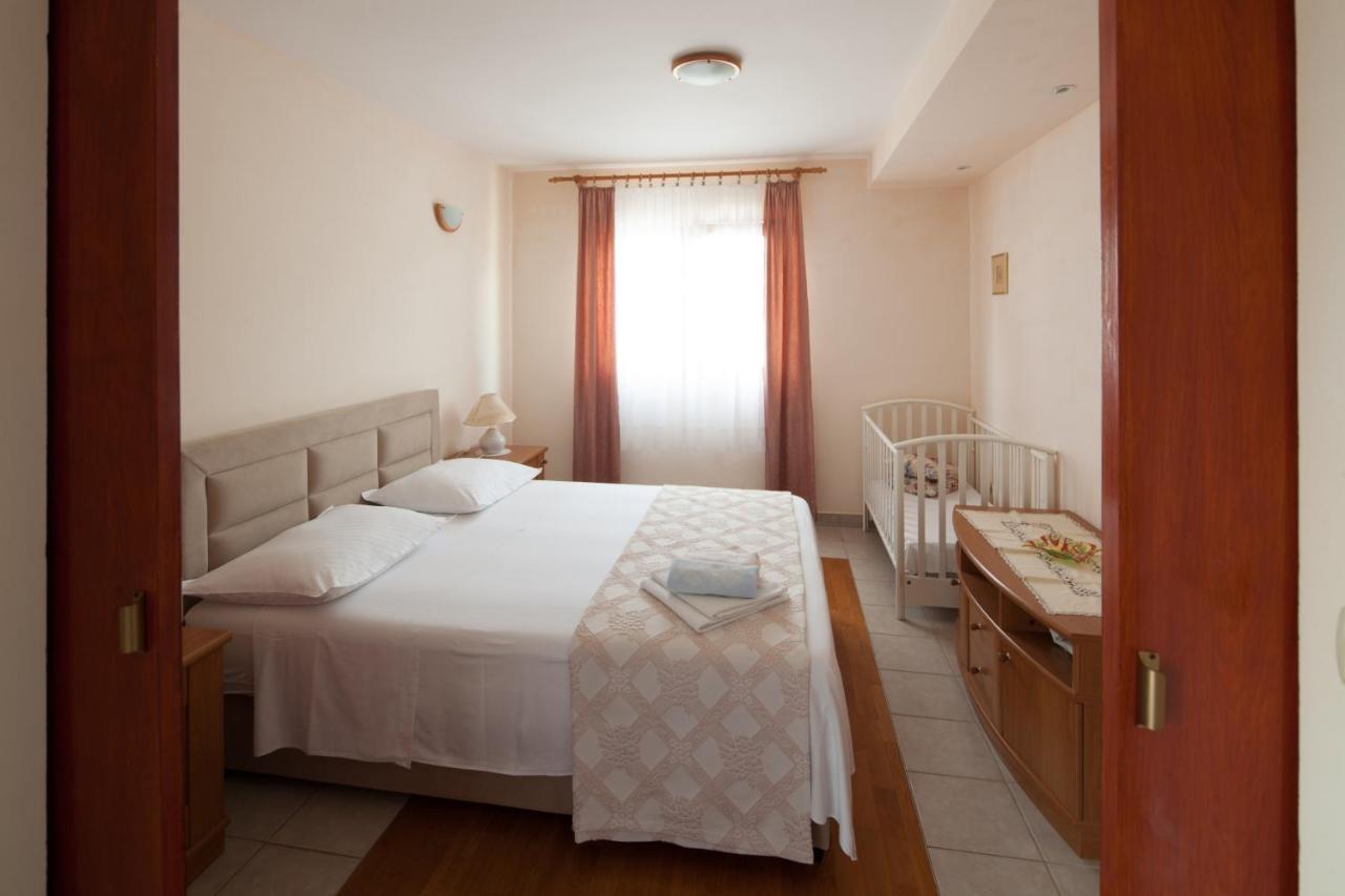 Apartments By The Sea Bilo, Primosten - 4191 Esterno foto