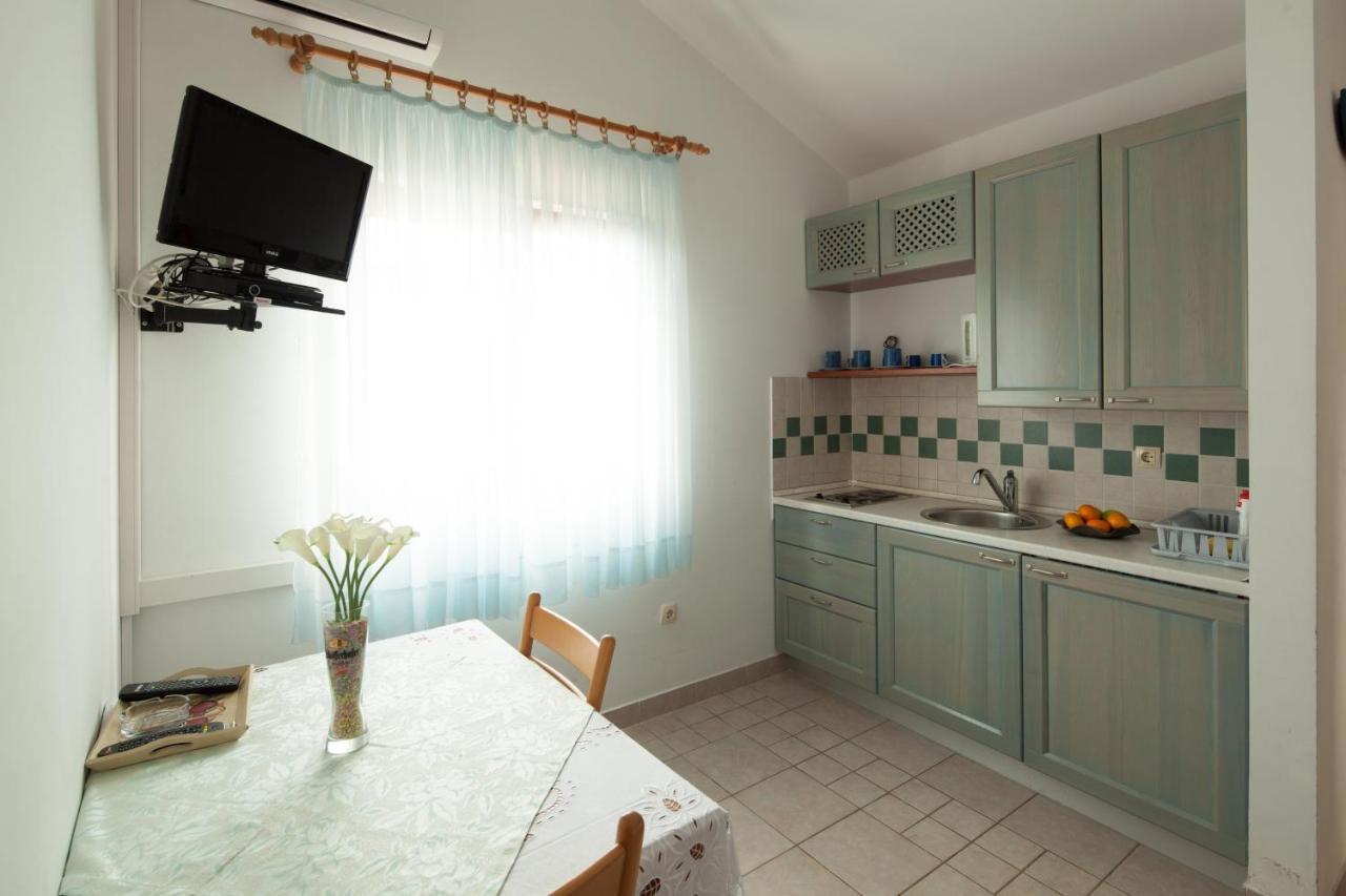 Apartments By The Sea Bilo, Primosten - 4191 Esterno foto