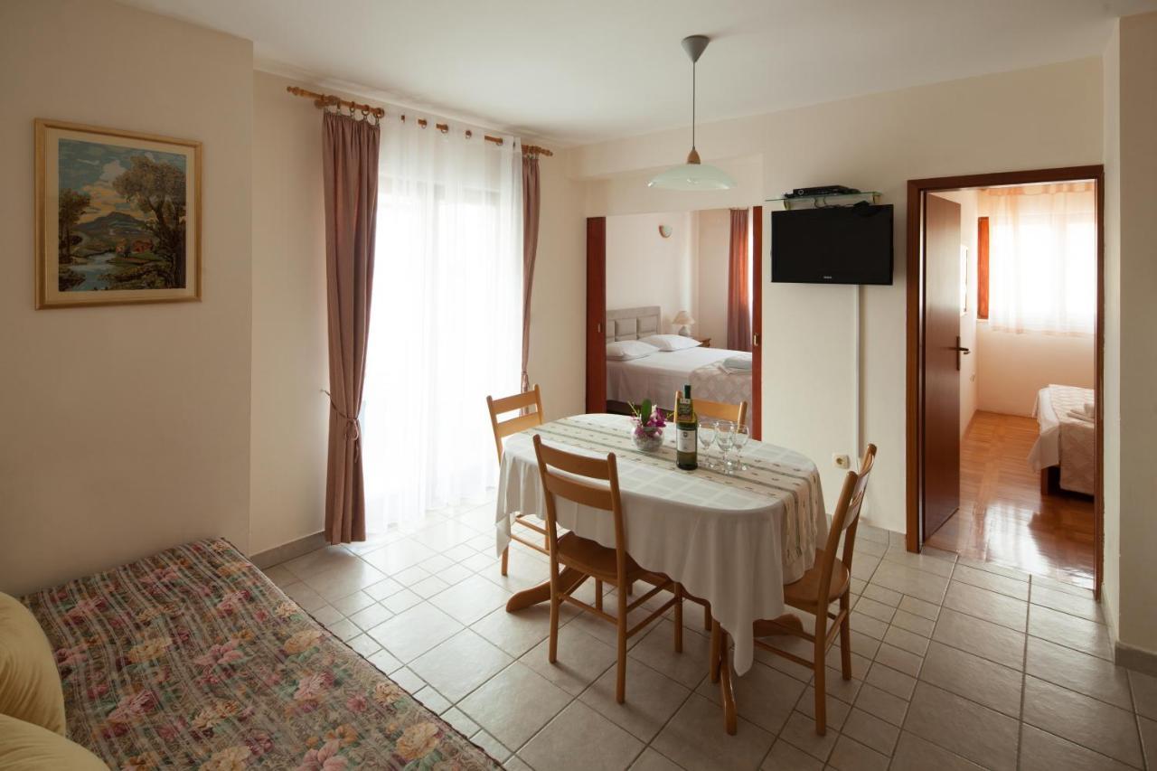 Apartments By The Sea Bilo, Primosten - 4191 Esterno foto