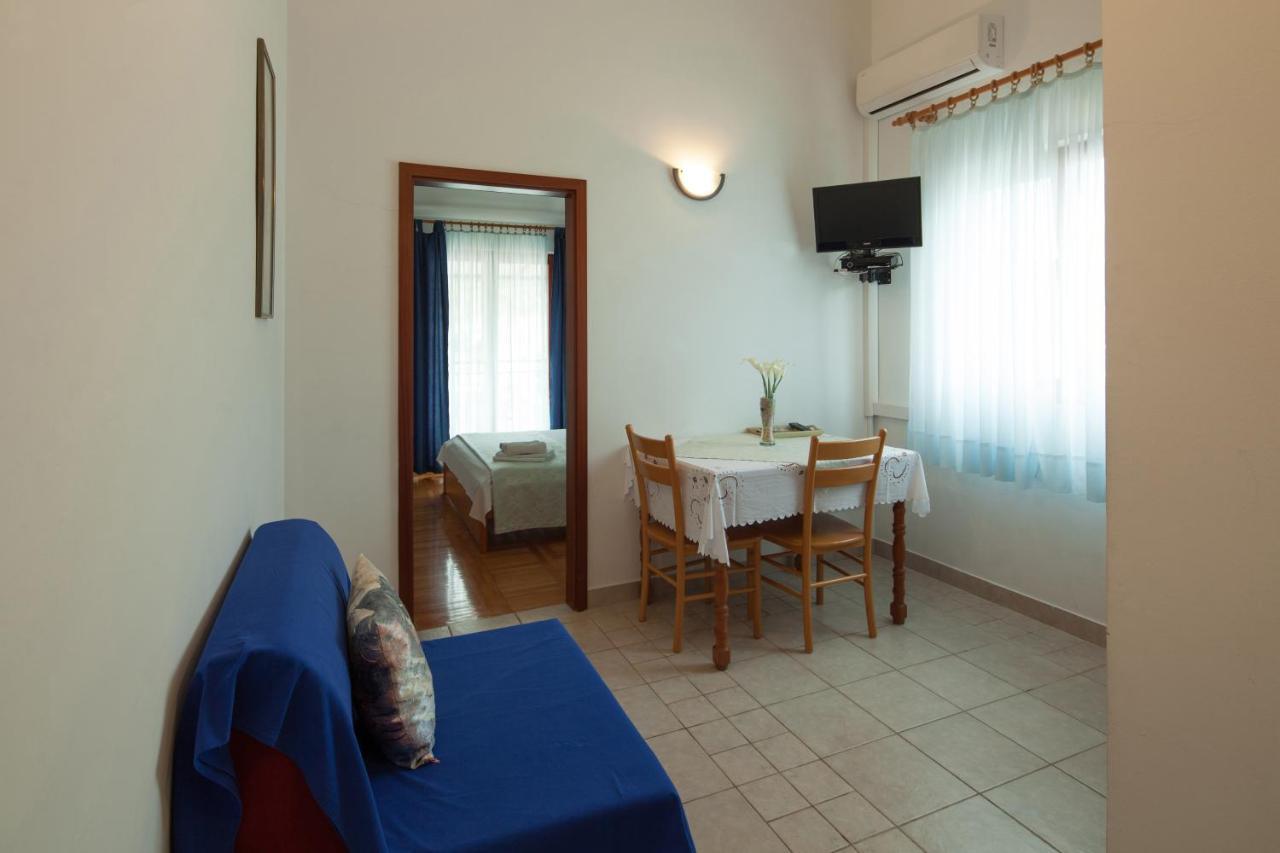 Apartments By The Sea Bilo, Primosten - 4191 Esterno foto