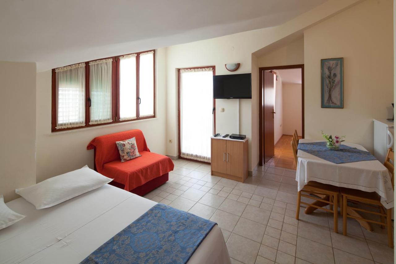 Apartments By The Sea Bilo, Primosten - 4191 Esterno foto